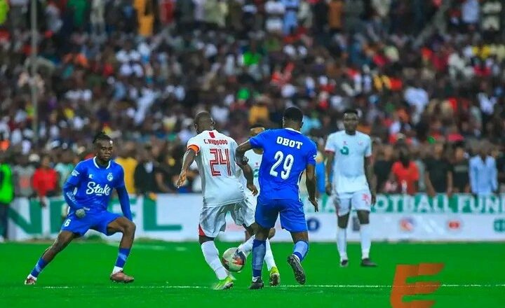 Bidiyo: Kalli Yanda wasan Rangers da Enyimba ya kare cikin hayaniya, Magoya baya suka cika filin wasan