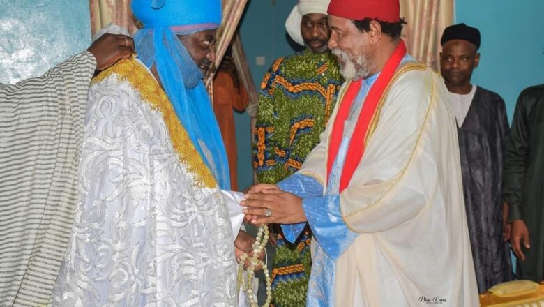 Hotuna: Dan Gidan Sheik Dahiru Bauchi Ya Ziyarci Sarki Aminu Ado Bayero Tare Da Ba Shi Kyautar Alkyabba Da Carbi