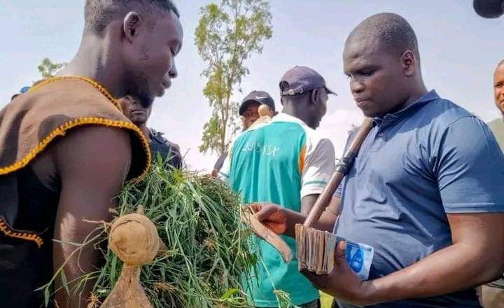 CIKIN HOTUNA: Rarara Ya Tallafawa Wasu daga cikin kin manoman Jihar Katsina, da Naira Miliyan Ashirin ( 20,000,000 ) Domin Suyi Chefanen Babbar Sallah