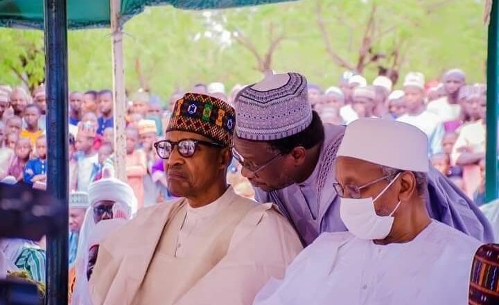 Hotunan Yadda Tsohon Shugaban Kasa, Muhammadu Buhari Ya Gudanar Da Sallar Idin Babbar Sallah A Mahaifarsa, Garin Daura Jihar Katsina, Yau Lahadi