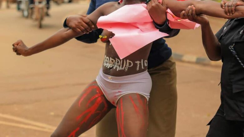 Kalli hotuna da Bidiyo: Yanda mata suka cire kayansu suka yi zanga-zanga tsirara