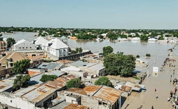 SUBHANALLAH: An wayi gari da ambaliyar ruwa da ba’a taba ganin irinsa ba a cikin garin Maiduguri. Ruwa ya shafe gidajen mutane a halin da ake ciki yanzu haka