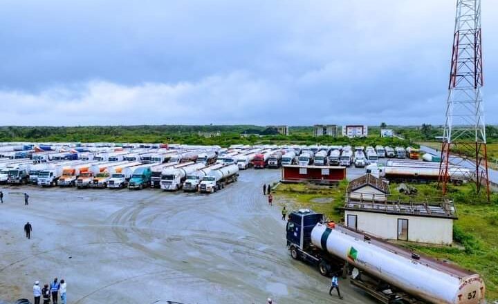 DA DUMI-DUMI: Gwamnatin Najeriya ta tura tankokin man fetur sun fara dibar man fetur a matatar man Dangote domin fara rabawa a gobe Lahadi