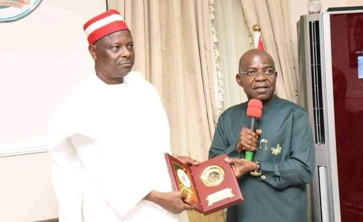 Gwamnan Abia ya Karrama Kwankwaso kan yadda Ya Gina Al’umma a rayuwarsa