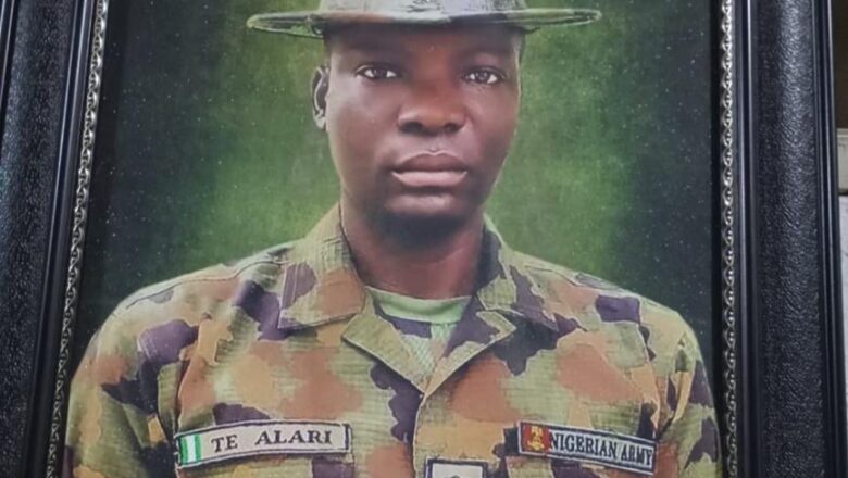 Kalli Hotuna: Kwamandan Sojojin Najariya da aka kkashe tare da Wasu sojoji sama da 20 a jihar Borno