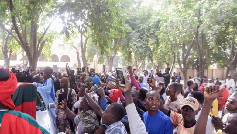 HOTUNA: Masoyan Sarkin Kano, Muhammadu Sanusi ll sun ɓarke da murna bayan da Kotun ɗaukaka ƙara ta yanke hukunci kan dambarwar masarauta a yau Juma’a a Abuja