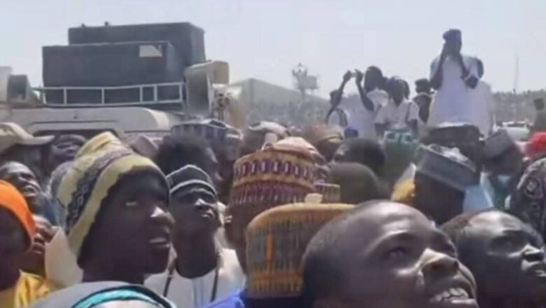 Wasu Mahalarta Taron Mauludin Kano Kenan Cikin Shauki Yayin Da Suka Ce Sun Ga Shehu Inyass A Cikin Fitilar Filin Taron