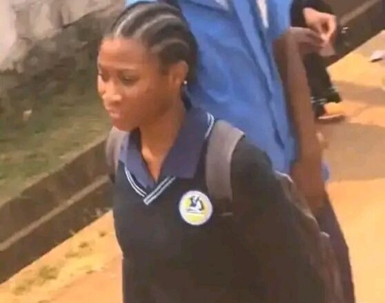 Kalli Bidiyon dalibar makarantar sakandare tana latata da maza abokan karatunta su 5 ya bayyana