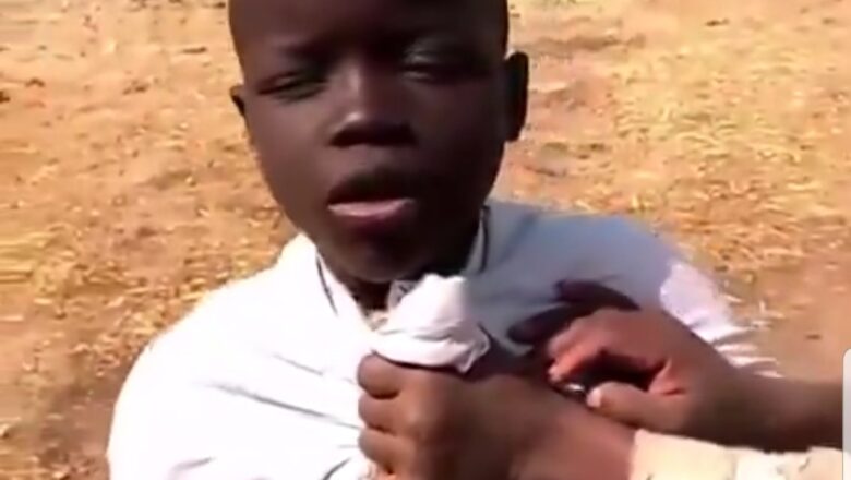 Kalli Bidiyon yanda yaro tya shake Abokinsa saboda yace masa yana kama da shugaba Tinubu