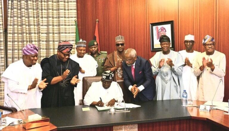 Anata ta cece-kuce saboda babu mace ko daya data halarci wajan sakawa kasafin kudin 2025 hannu da shugaba Tinubu yayi