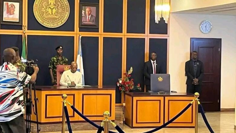 Har yanzu Hoton Gwamna Fubara na rataye a fadar Gwamnatin jihar Rivers duk da dakatar dashi da shugaba Tinubu yayi