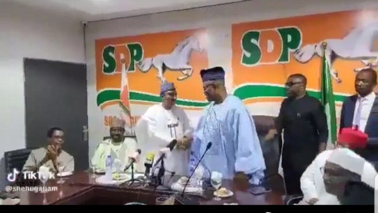 Kalli Bidiyo, Kwana daya da komawar El-Rufai Jam’iyyar SDP, an ga su sanata Akpabio da Barau na ganawa da shuwagabannin Jam’iyyar inda hakan yasa wasu ke ganin Gwamnatin Tinubu ta dasa munafukai a cikin Jam’iyyar