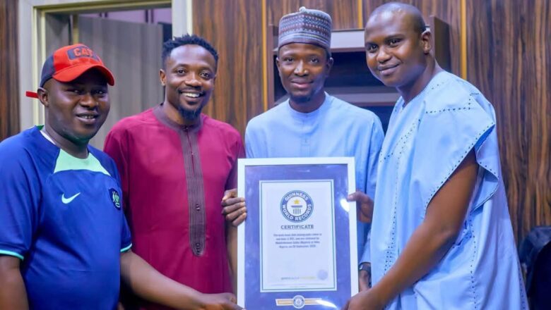 Mai Ɗaukar Hoton Da Ya Lashe Kambun Bajinta Na (Guinness World Record) Sa’idu Abdulrahman Ya Gana Da Captin Ahmed Musa