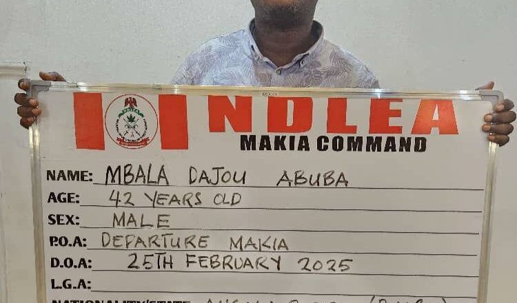 Kalli bidiyon yanda wani yayi kashin kullin Kwàyòyì 120 da ya hadiya yana shirin fita dasu kasashen waje