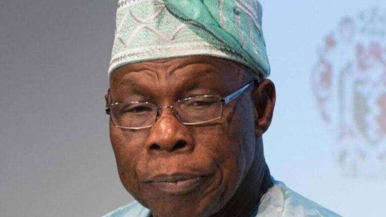 Naira Miliyan 70 Tsohon shugaban kasa, Obasanjo ya so baiwa kowannen mu a matsayin cin hanci dan mu barsa ya zarce a karo na 3>>Sanata yayi Tonon Silili