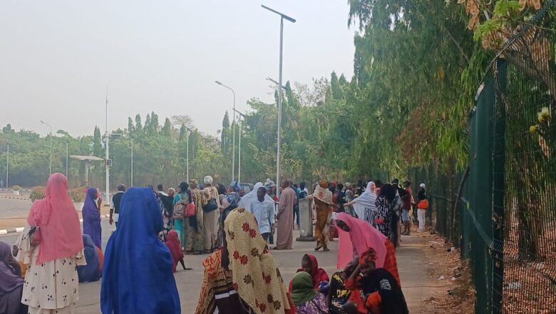 ‘Hotuna Da Duminsu: Yansanda sun harbawa masu zanga-zangar goyon bayan sanata Natasha Akpoti barkonon tsohuwa a Abuja