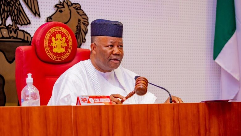 Ji yanda Wani dan jarida yawa Sanata Godswill Akpabio Tonin Sillili inda ya bayyana dalilin da ya zama dole a kama shi a daure a gidan yari