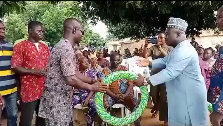 Kalli Hotuna:Yanda Wani dan Siyasa a jihar Kogi ya rabawa mutanen mazabarsa tayar mashin dan su dogara da kansu