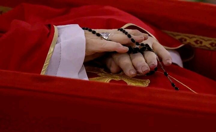 Kalli: Fadar Vatican ta saki hotunan Gawar Fafaroma Kwance a cikin Akwatin gawa