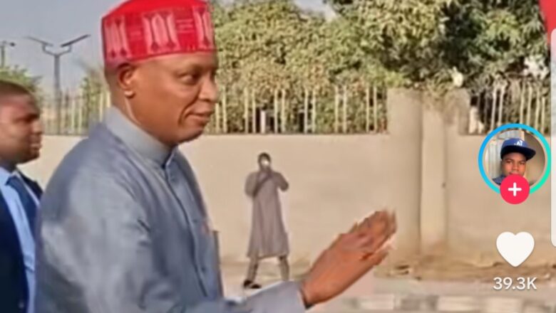 Kalli Bodiyon Gwamnan Kano tsaye a gefen Titi yana gaishe da mutane da ya dauki hankula