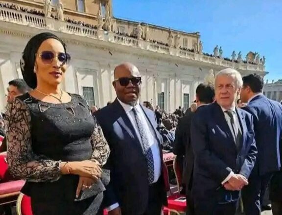 Kalli: Hoton Sanata Godswill Akpabio da Bianca Ojukwu a wajan jana’izar Fafaroma Francis ya dauki hankula