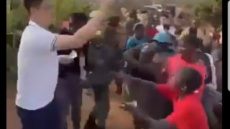 Kalli Bidiyo: Bayan ya bayar da hakuri kan bidiyonsa da aka gani yana rabawa ‘yansanda kudi, An kuma kara ganin dan Chinar nan yana watsawa ma’aikatansa kudi a wajan hakar ma’adanai