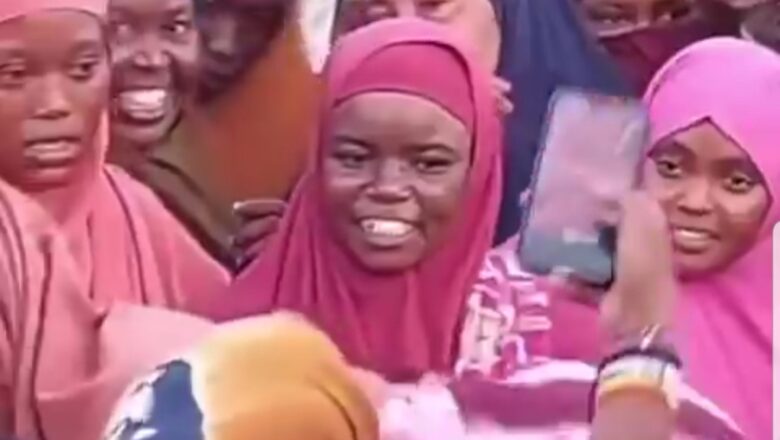 Kalli Bidiyo yanda Matasa ‘yan Izala suka rude suna ta tambayar ta yaya ake shiga Darika bayan da suka ga wata Budurwa na juya mazaunanta a wajan da Hallara ta yi girgiza