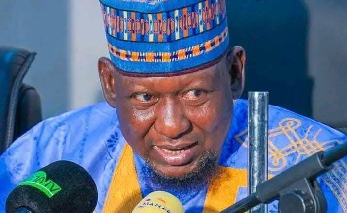 Kalli Bidiyo: Allah ya min Arziki ta yanda babu dakin da zai iya dauke yawan rigunan da nike dinkawa a shekara>>Sheikh Kabir Gombe ya fada bayan Tonon Sililin da Dan Bello yayi