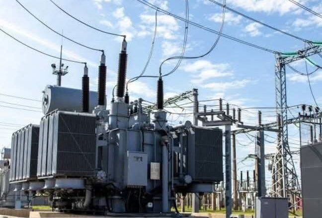 Rashin Wutar Lantarki na Kwanki 10 a jihar Kano ya gurgunta harkokin tattalin arzikin jihar inda Cajin waya yanzu ana karbar Naira 200, jarkar ruwa ma ta koma Naira 200