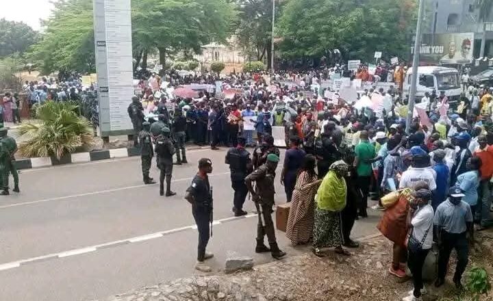 DA ƊUMI-ƊUMINSA: Zanga-zanga Ta Barke A Birnin Tarayyar Abuja