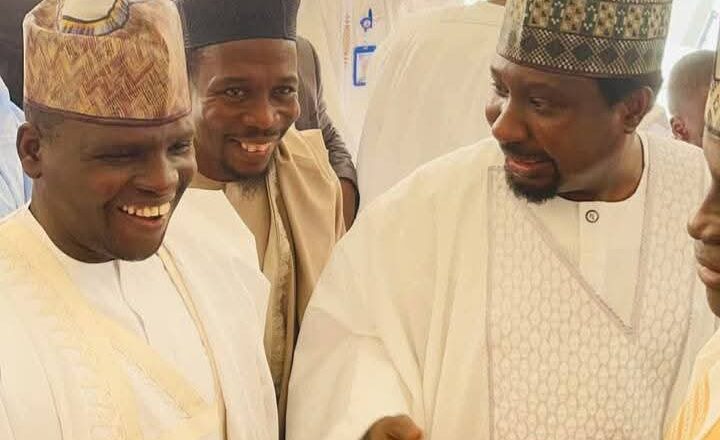 YANZU-YANZU: An daura auren fitaccen mawaki Dauda Kahutu Rarara da babbar hadimarsa Aisha Humaira a birnin Maiduguri na jihar Borno. Wane fata kuke masu?