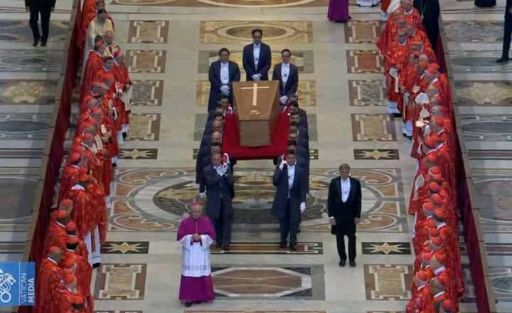 Dubban mutane ne suka taru a dandalin St Peter a Asabar din nan domin jana’izar Paparoma Francis