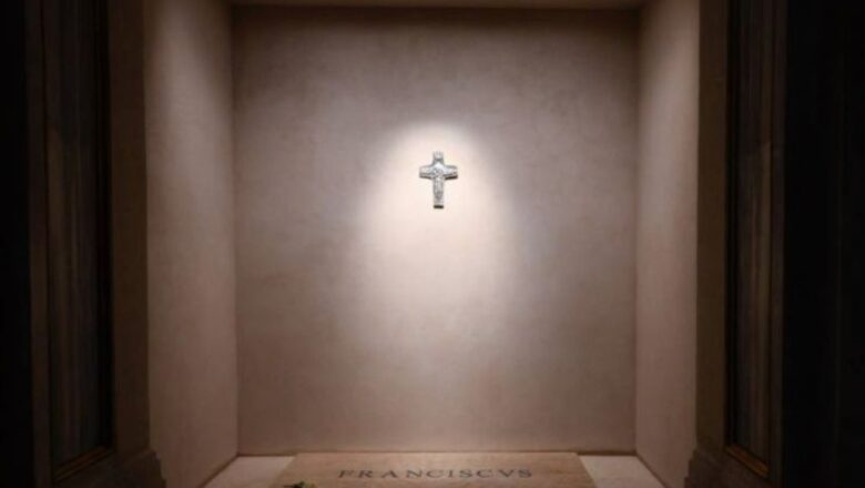 Kalli Hoto da Bidiyon kabarin Fafaroma Francis bayan binneshi