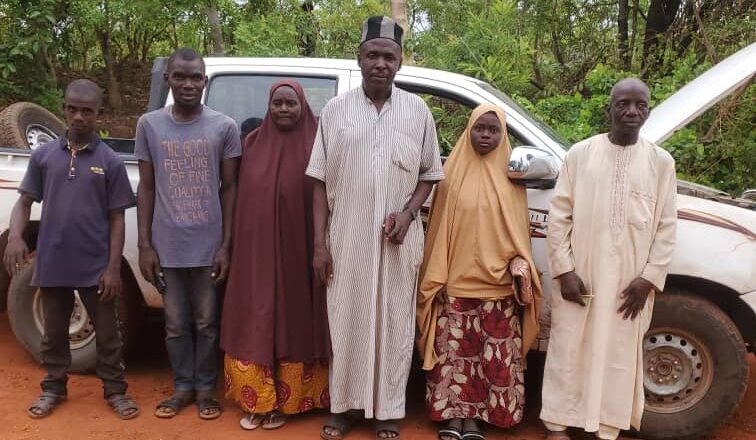 Hotuna:Sojojin Najeriya sun kubutar da jami’in hukumar NDLEA da wasu mutane 5 da aka yi Gàrkùwà dasu a jihar Taraba