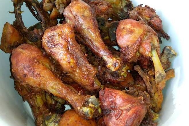 Kalli Bidiyon yanda matasa suka tsinci Container cike da kaji da igiyar ruwa ta jawo gabar Teku