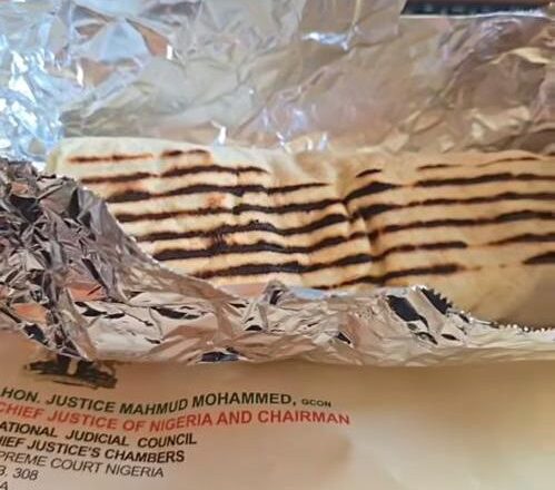 Kalli Takardar Shari’ar Kotu a Najeriya da aka nade shawarma a cikinta a kasar Chadi
