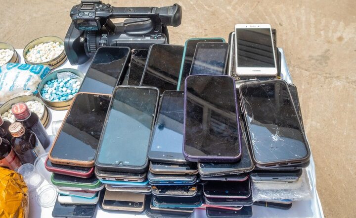 Hotuna: ‘Yansanda a babban birnin tarayya, Abuja sun kama Wìwì me yawa da wayoyi da ATM