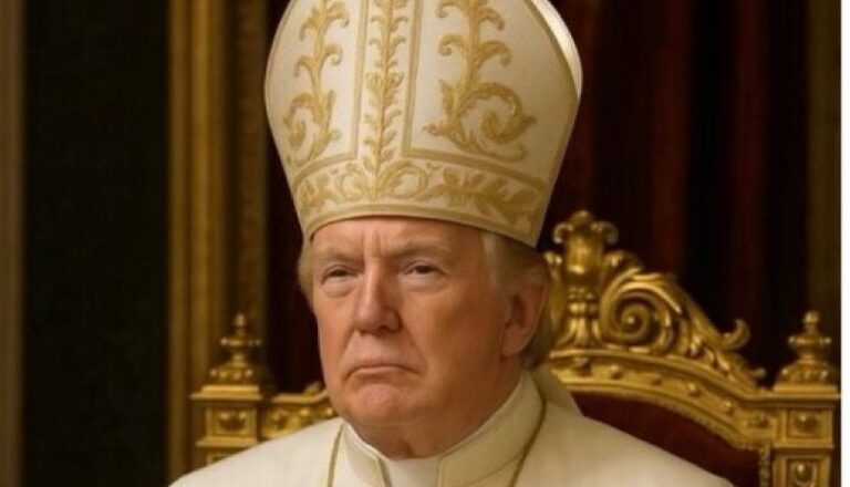 Nine ya kamata a zaba a matsayin sabon Fafaroma>>Inji Shugaban Amurka, Donald Trump Kiristoci sun zargeshi da batanci bayan da ya wallafa wannan hoton