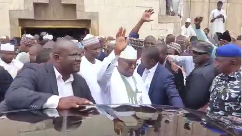 Kalli Bidiyon yanda Atiku Abubakar yayi Sallar Juma’a A babban Masallacin Juma’a na Abuja inda mutane suka rika kiransa ya zo ya cecesu