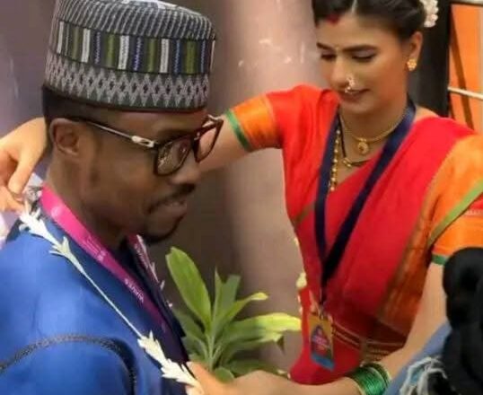 Shahararren Mawaƙin a masana’antar Kannywood Umar M. Sheriff ya samu kyakkyawar tarba a wata ziyara da ya kai a ƙasar Indiya. Ko zai fara Film da Indiyawa?