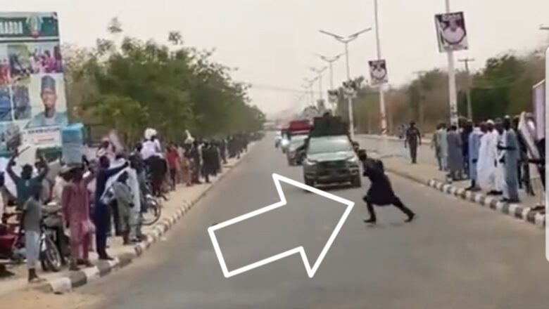 Kalli Bidiyo:Yanda wani Dan kasada ya tsallaka Titi yayin da tawagar motocin shugaba Tinubu ke wucewa