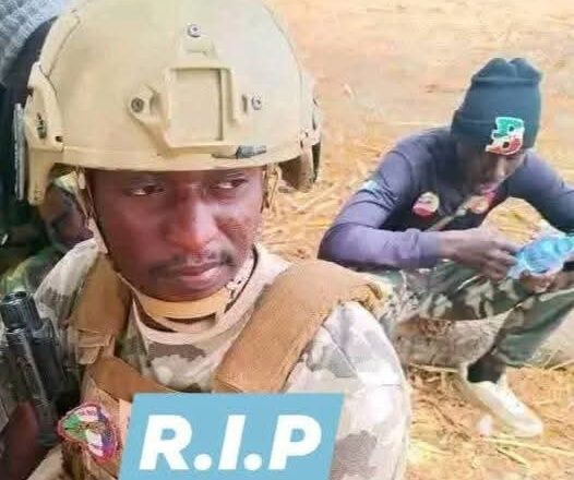 INNA LILLAHI WA’INNNA ILAIHI RAJI’UN: Hazikin Soja, Liyutanal Kamaluddeen Dadinkowa Ya Rasu A Fagen Daga A Garin Gwoza A Jihar Borno