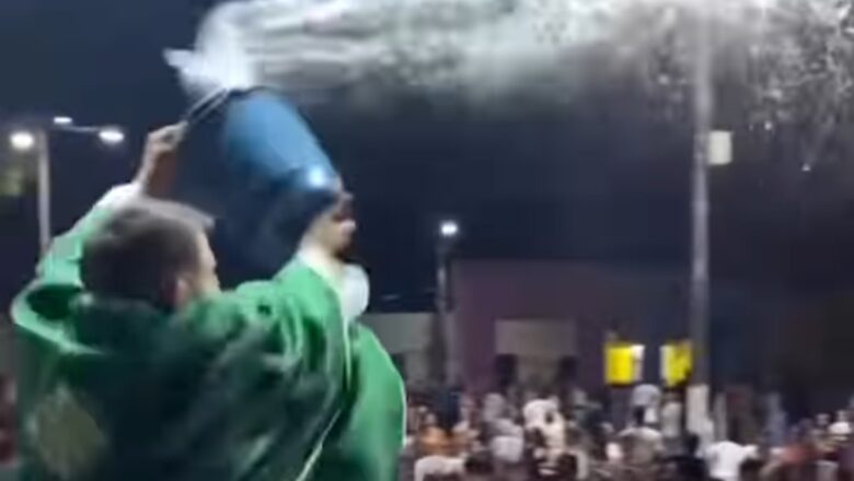 Kalli Bidiyo: Yanda wani Fasto ya watsawa mabiyansa ruwan tsarki a coci ya jawo cece-kuce