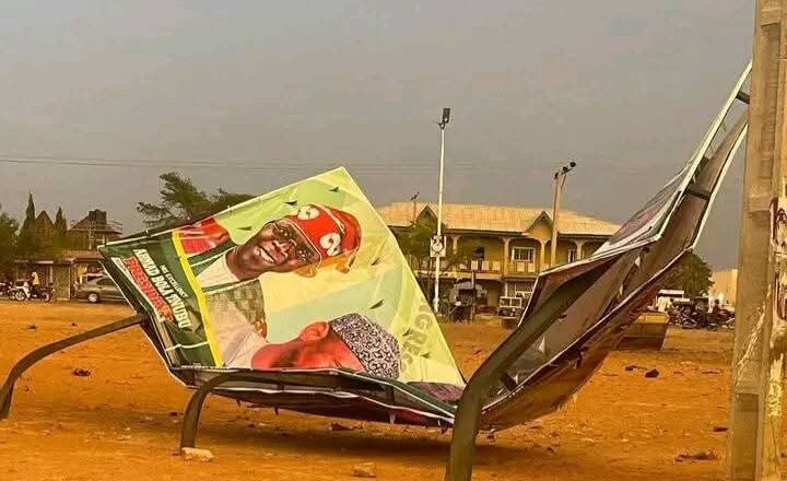 Iska mai ƙarfi tayi fata-fata da Allon sanarwar mai ɗauke da rubutun KATSINA BABU ƘORAFI