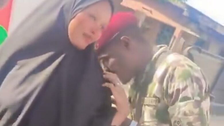 Bidiyo: Kalli Yanda soja da ya shekara 2 bai ga iyalinsa ba, ya tsaya suka gaisa yayin da ya zo wucewa ta garinsu