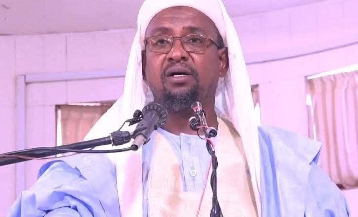 Wallahi Da Yawan Mahajjatanmu Ba Su San Yadda Ake Dawafi Ba Duk Suna Kashe Makudan Kudade Su Zo Hajji, Wallahi Mun Sauka A Filin Jirgi A Jidda Wani Bafulatani Ya Ga Hoton Wata Balarabiya Kyakkyawa Sai Yake Tambaya Wannan Ita Ce ‘Nana Aisha’?, Inda Sheik Gadon Kaya