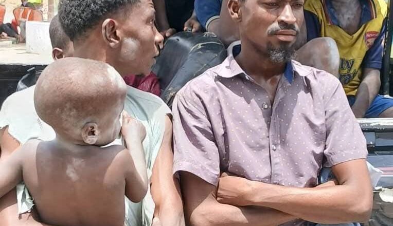 Yansanda sun cafke wasu matasa da su ka tare kan titi, daidai shatale-talen gidan gwamnatin Kano su na yin bidiyo din barkwanci don samun “trending”