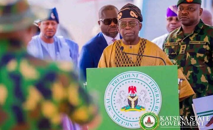 Shugaban ƙasa Bola Ahmed Tinubu kenan jim kaɗan bayan saukarsa filin jirgin sama na Umaru Musa ‘yar Adua da ke birnin Katsina yau Juma’a.