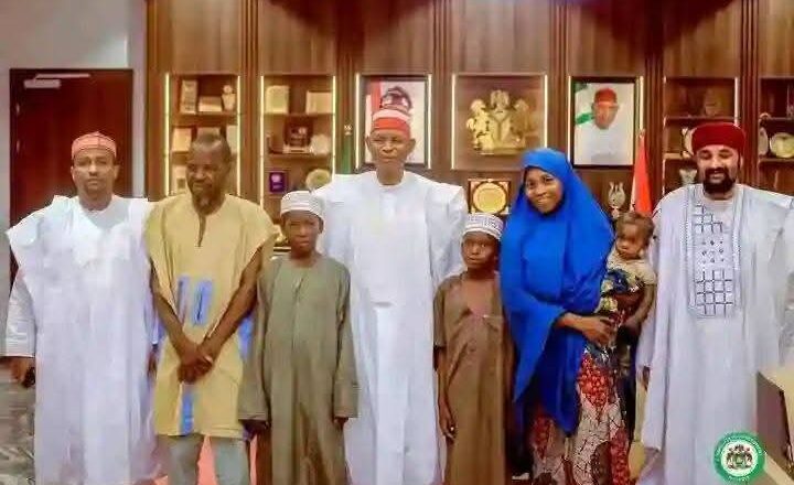 ABIN A YABA: Gwamna Abba Kabir Ya Gana Da Iyayen Wasu Yara Almajirai Biyu Da Ya Ci Karo Da Suna Kwance A Bakin Titi Cikin Dare, Inda A Take Cikin Daren Ya Sa Aka Kwashe Su Aka Kai Su Fadar Gwamnati Aka Ba Su Masauki Da Abinci