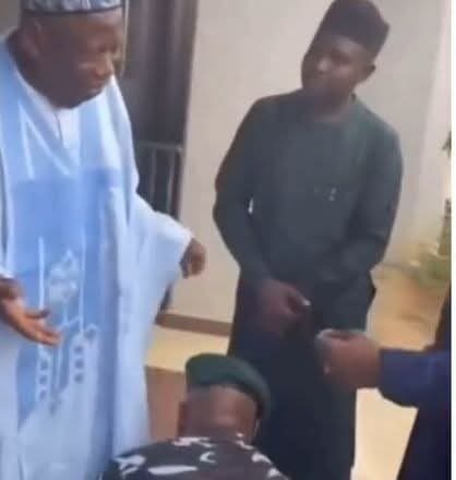 Ana ta caccakar wani ɗansanda saboda ya ɗaura wa Ganduje takalmi